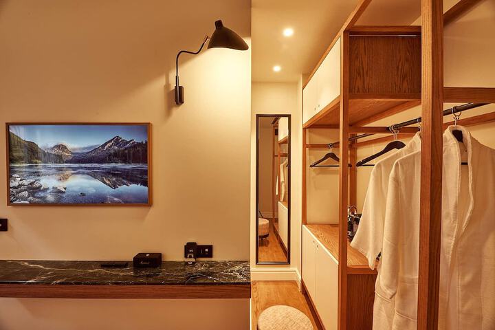 Room 4 of 28