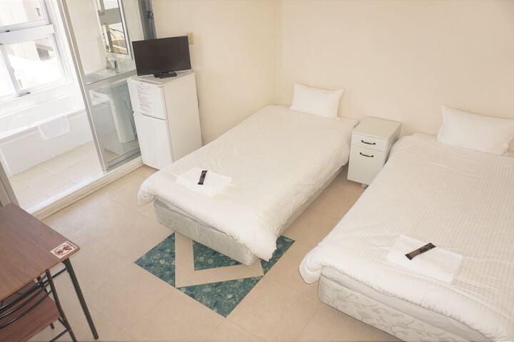 Room 4 of 82
