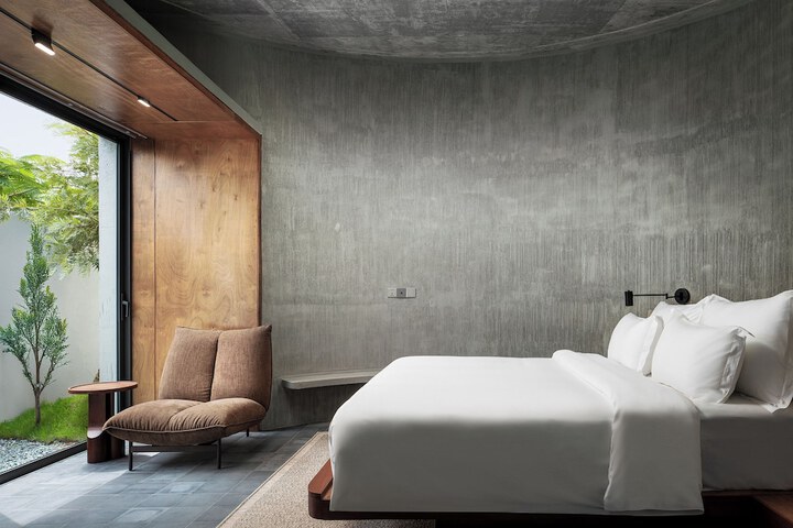 Room 4 of 68