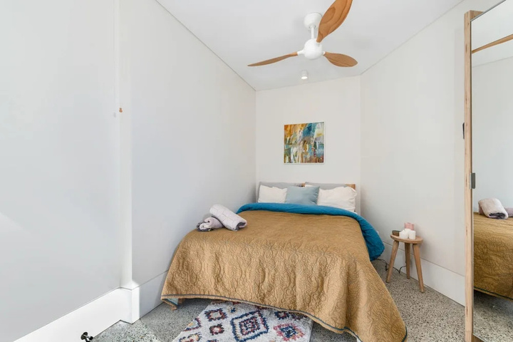 Room 6 of 18