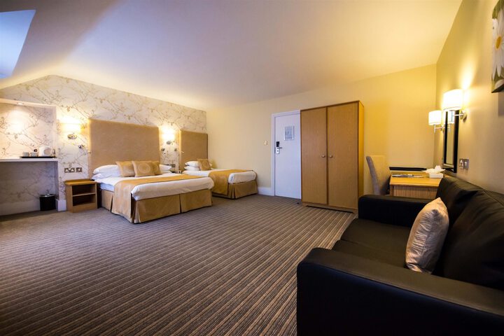 Room 3 of 73