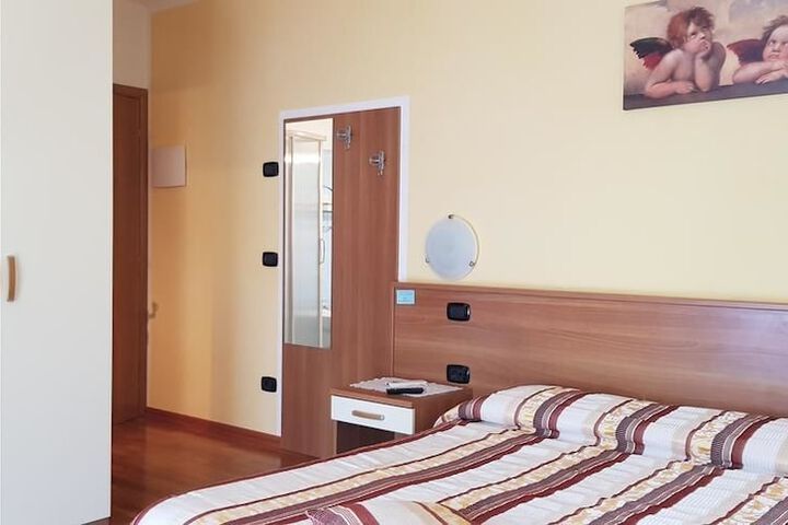 Room 8 of 34