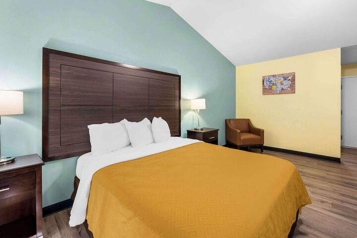 1 Queen Bed (13 of 18)