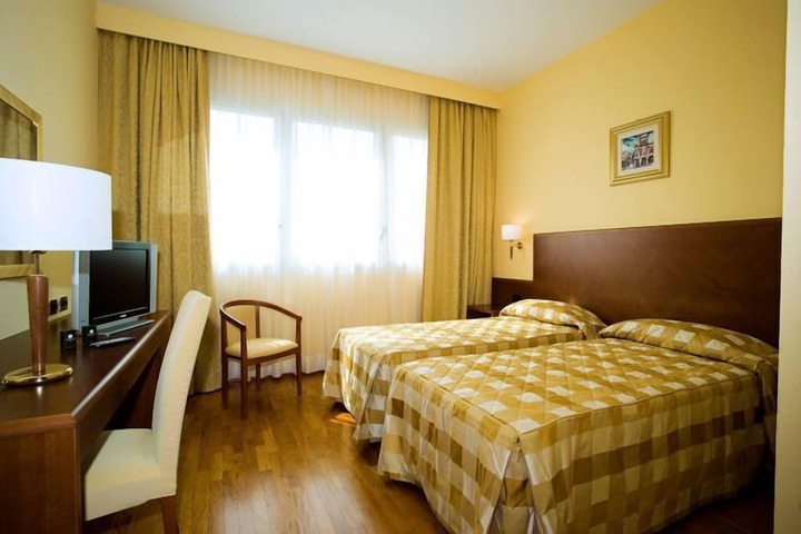 Room 8 of 16
