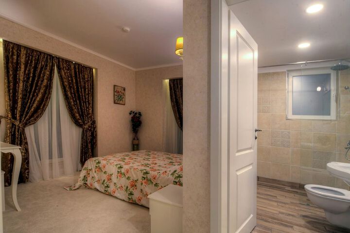 Room 10 of 44