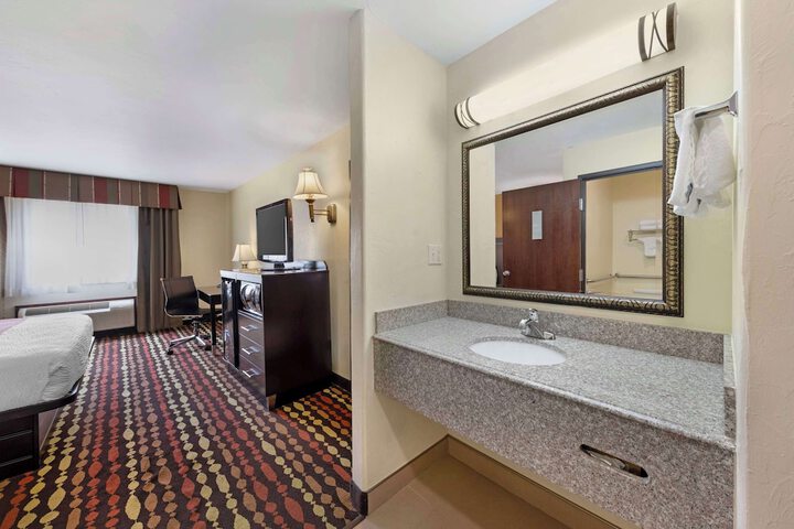1 King Bed Pet Friendly Room High Speed Internet Accessible Microwave and Refrigerator Full (2 of 15)