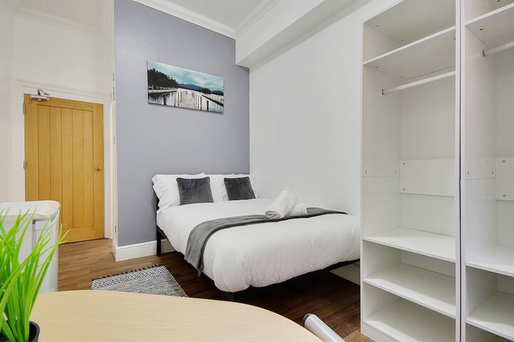 Room 27 of 42