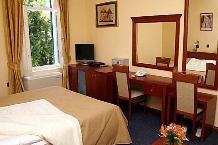 Room 4 of 16
