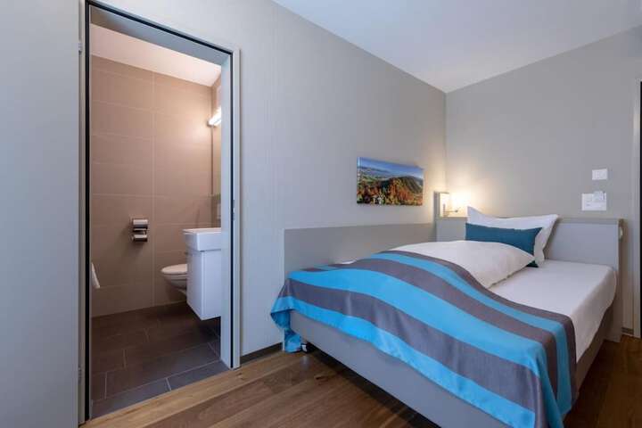 Room 12 of 38
