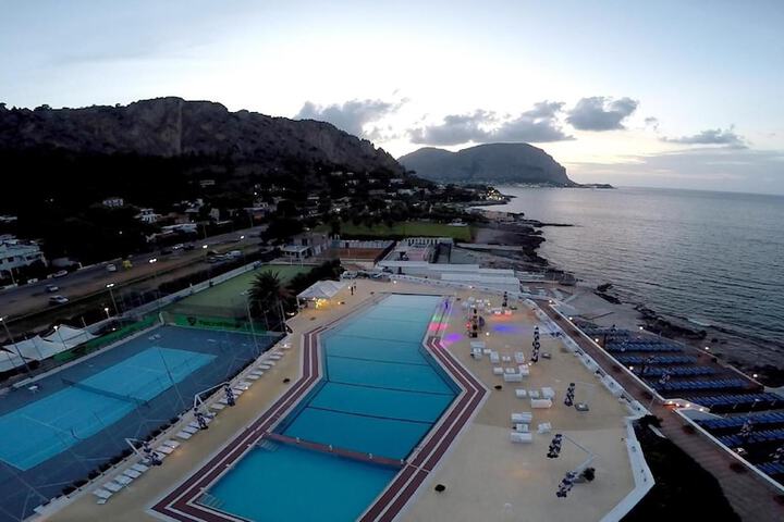 Hotel Pool