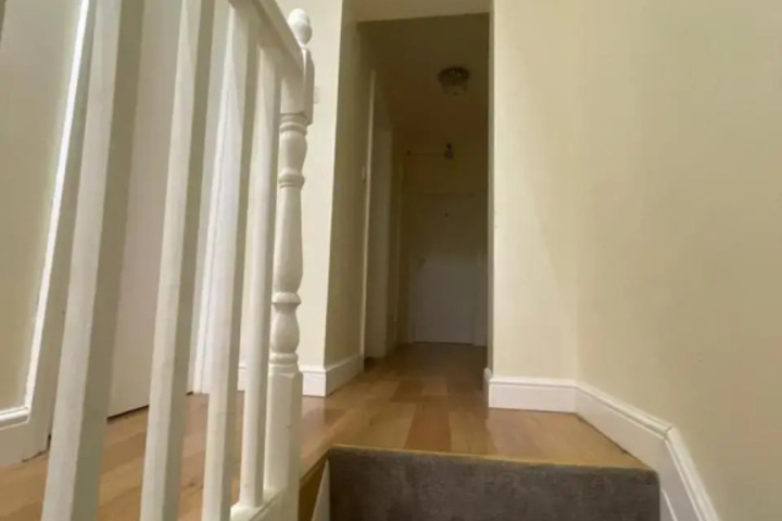 Room 5 of 9