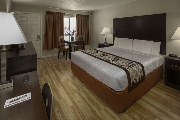 1 Queen Bed (13 of 17)