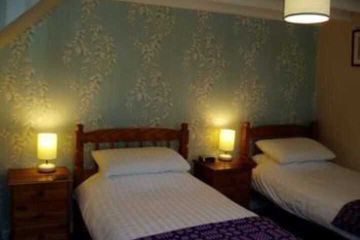 Room 10 of 28