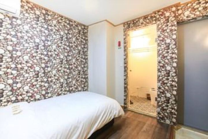 Room 8 of 37