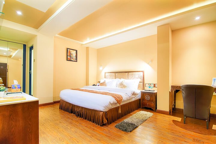 Room 12 of 32