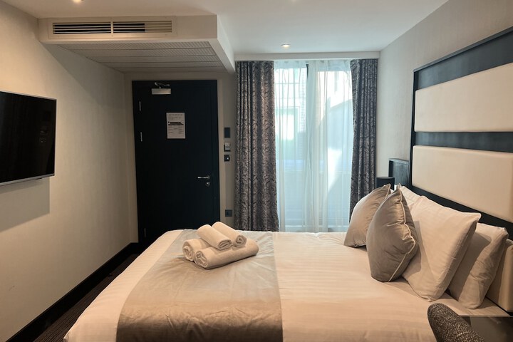 Room 9 of 90