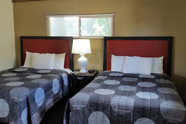 1 Queen Bed (7 of 10)