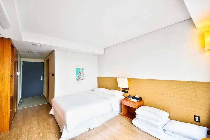 Room 28 of 69