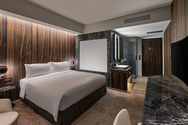 Room 13 of 42