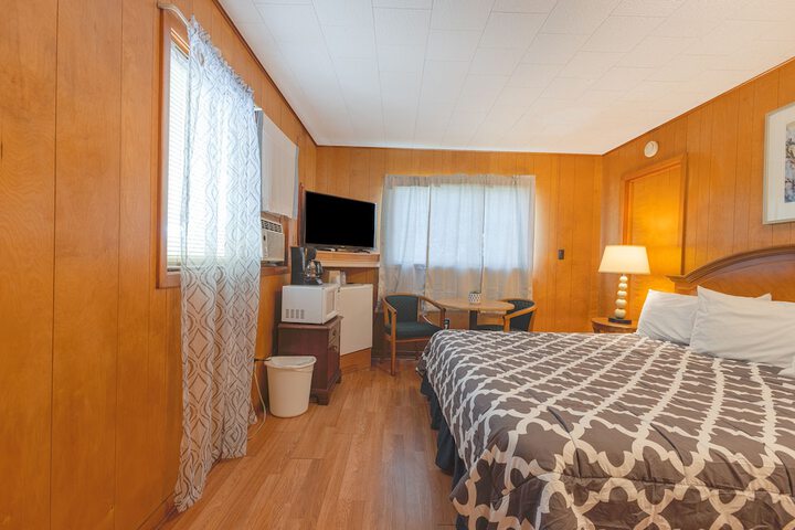 Deluxe King Bed (6 of 18)