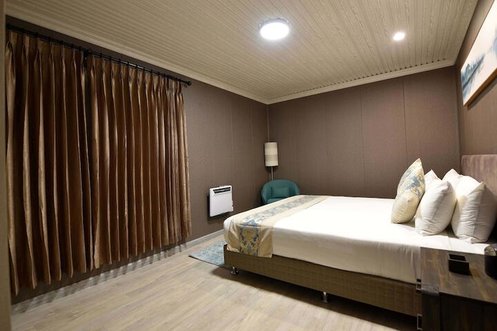 Room 8 of 82