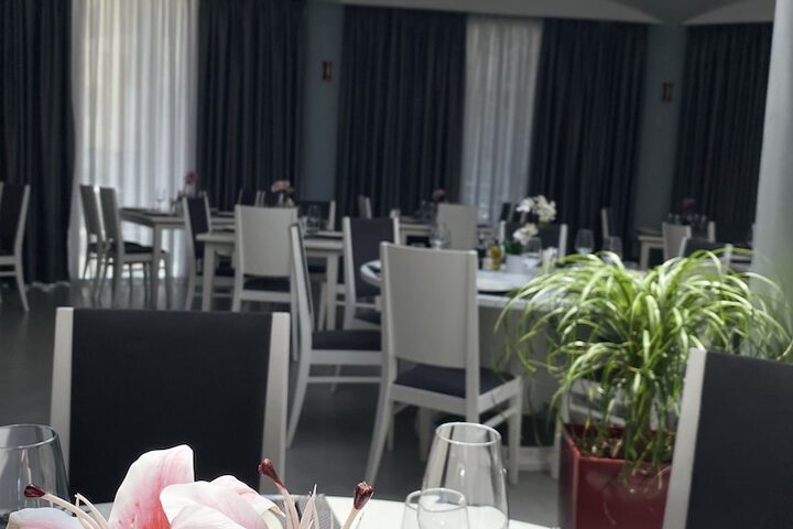 Dining 44 of 72
