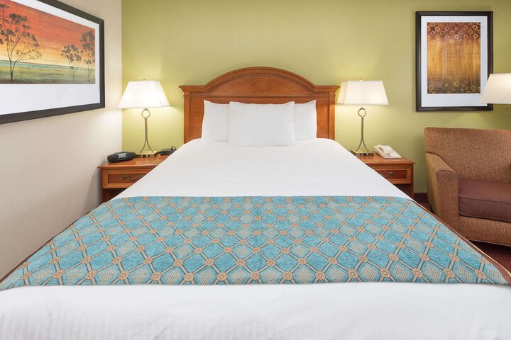 1 Queen Bed (5 of 9)