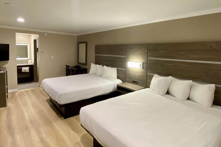 Queen Bed Accessible (17 of 17)