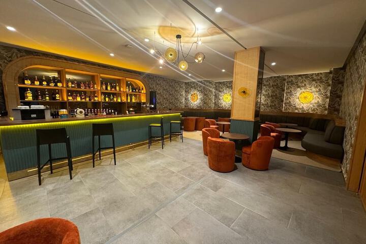 Lounge 128 of 147