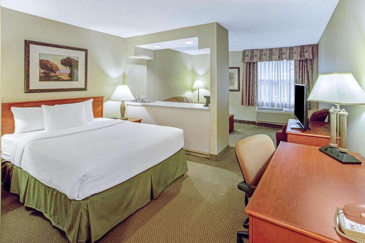 1 Queen Bed (1 of 4)