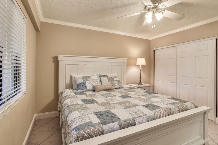 Room 4 of 93