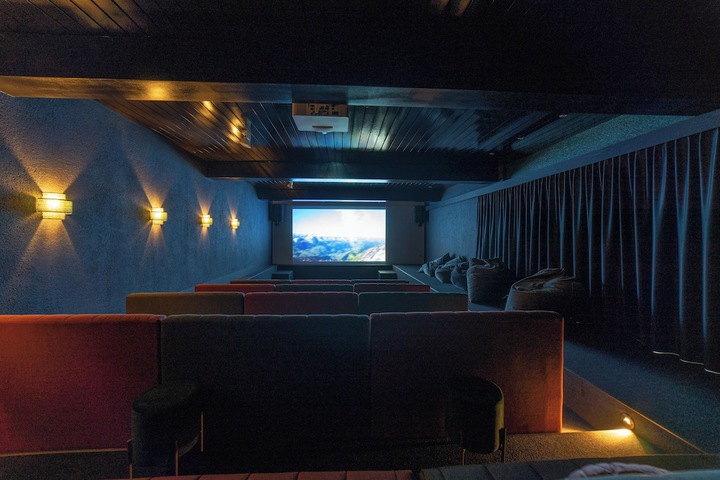 Lobby lounge