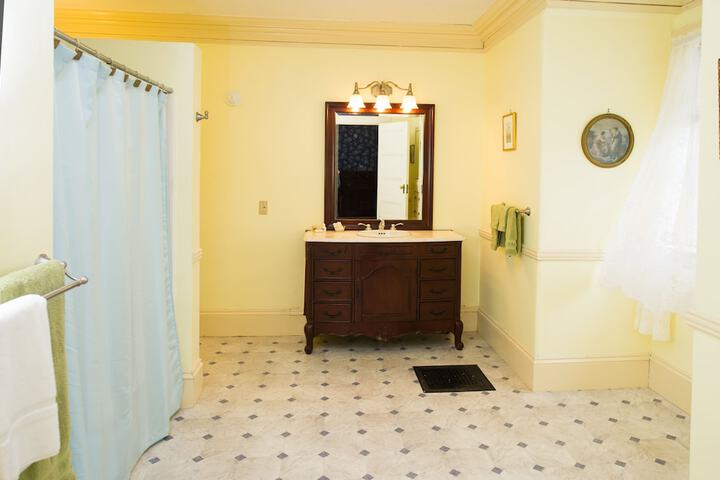Room 25 of 37