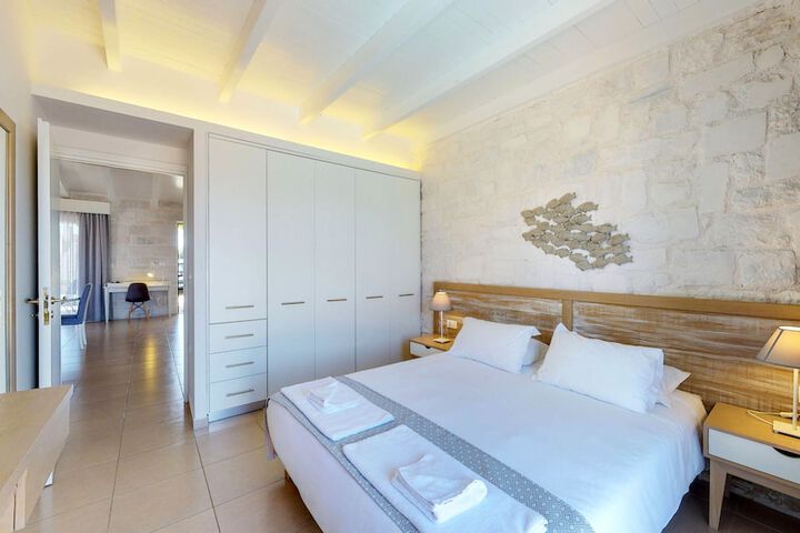 Room 8 of 82