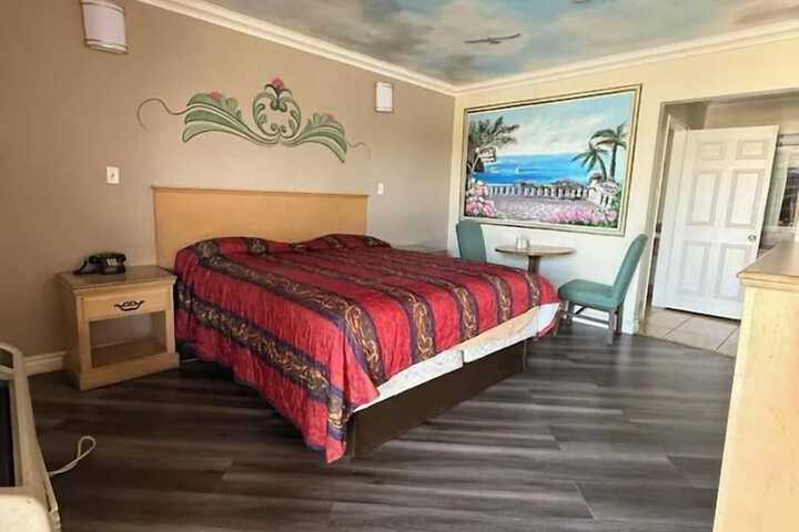 1 Queen Bed (8 of 8)