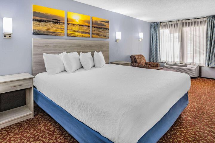 1 King Bed (5 of 10)