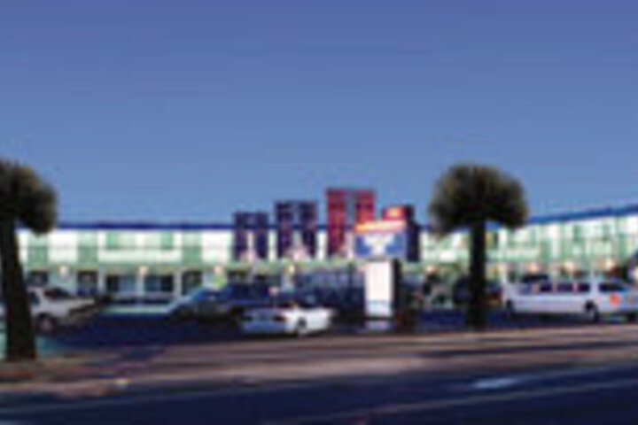 Travellers Inn in Town