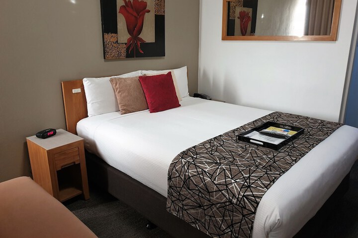Room 4 of 63