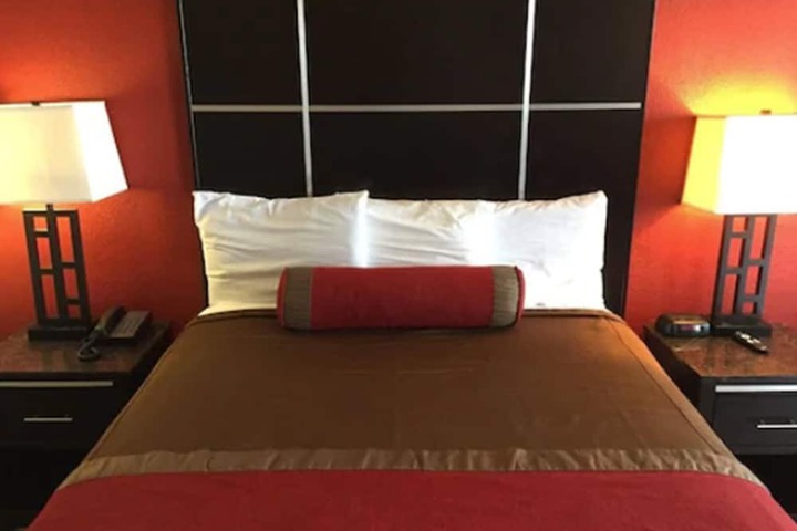 1 Queen Bed (18 of 23)