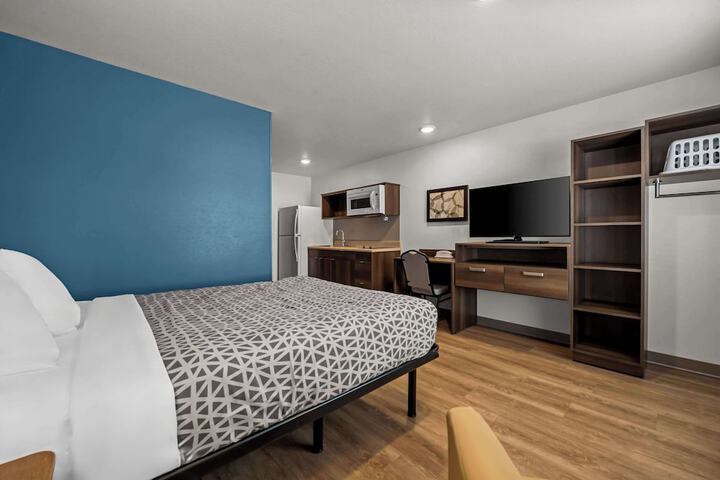 1 Queen Bed (9 of 13)