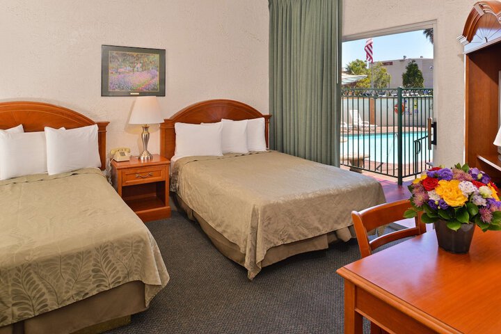 2 Double Beds (3 of 8)