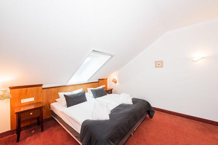 Room 4 of 33