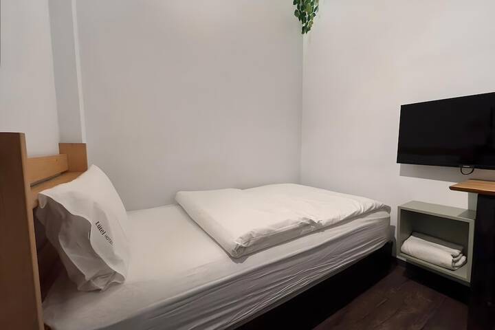 Room 20 of 142