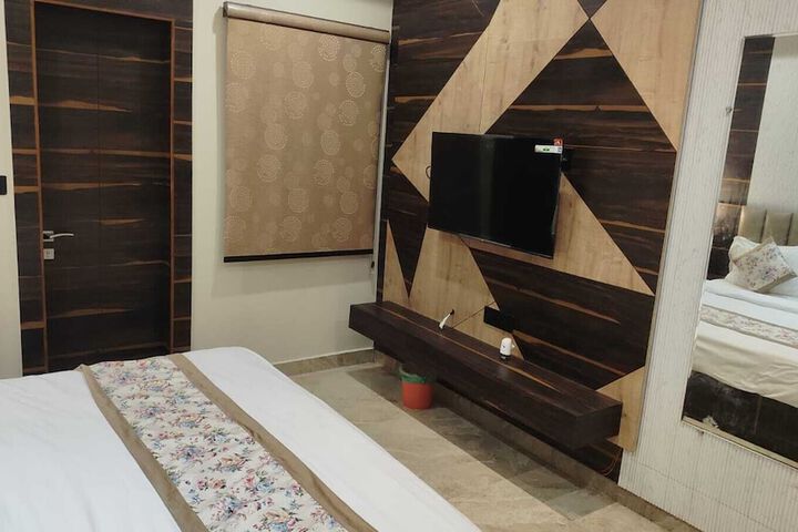 Room 7 of 28