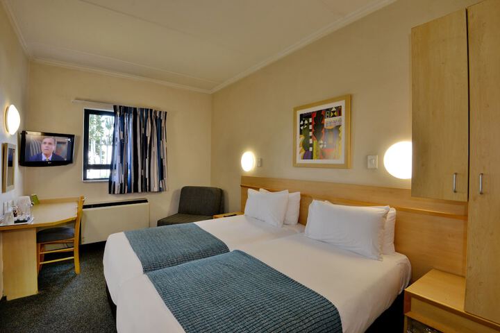 Room 11 of 27