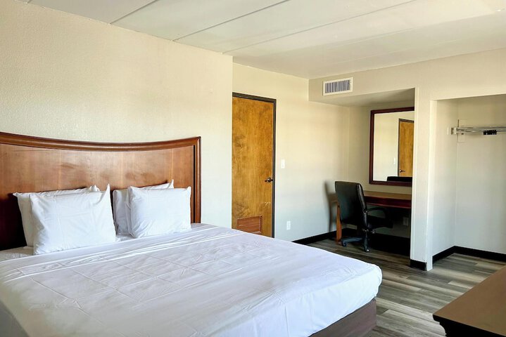 1 King Bed (28 of 38)
