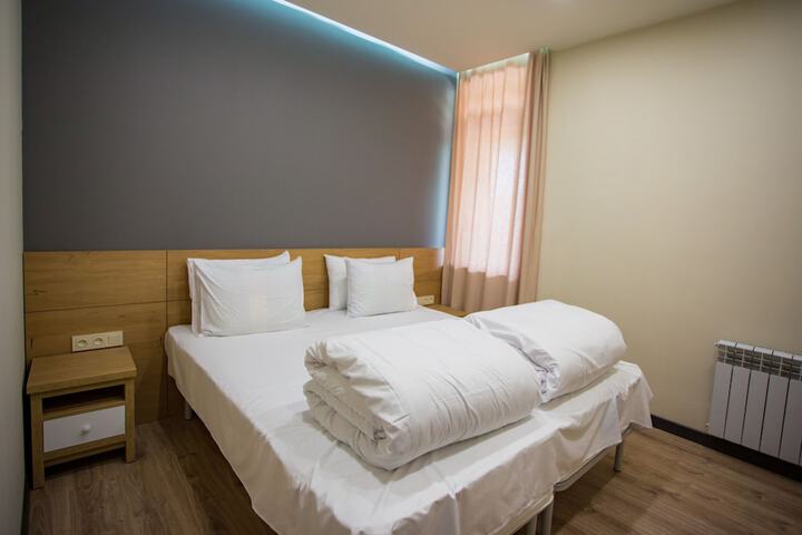 Room 5 of 103