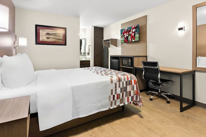Deluxe Queen Bed (6 of 9)