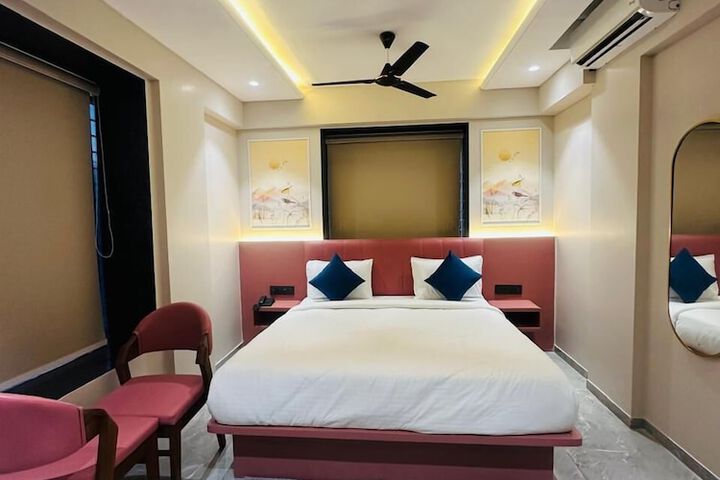 Room 9 of 18