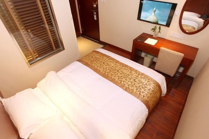 Room 2 of 29
